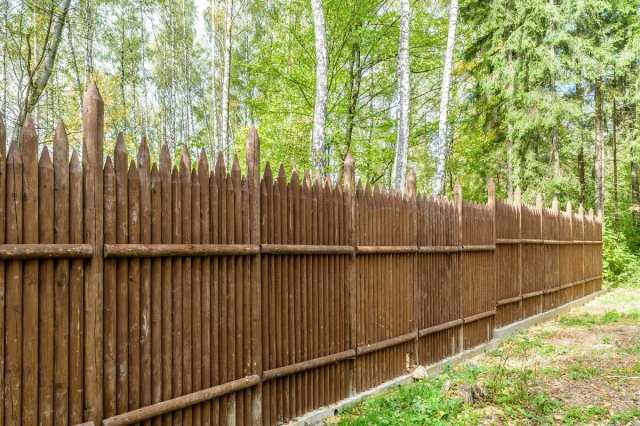 Как построить забор из дерева (поддонов, досок и других материалов) своими руками — пошаговая инструкция с фото, видео и чертежами