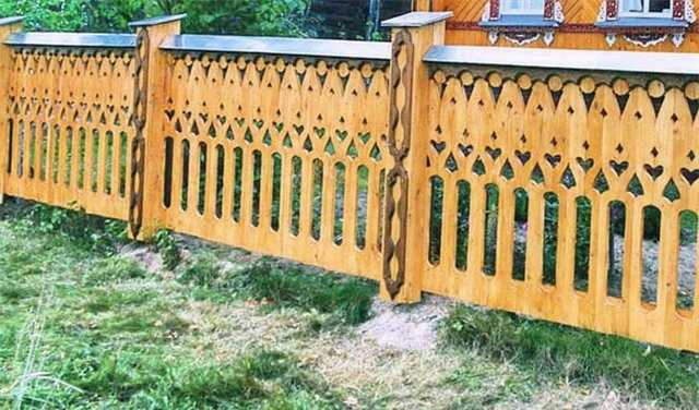 Резной деревянный забор ‒ ручное декорирование