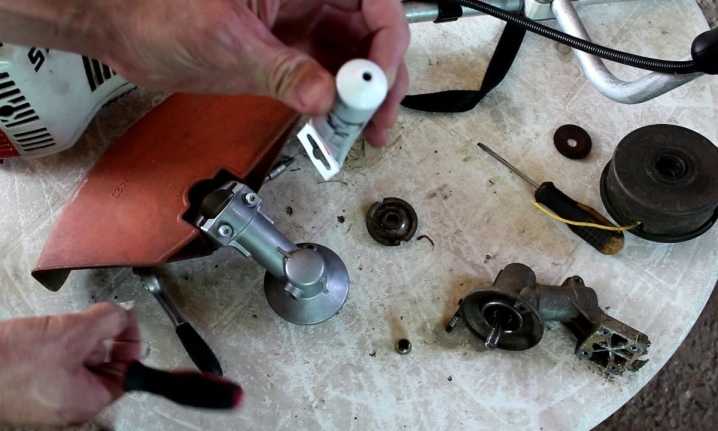 Как разобрать, смазать, заменить или провести ремонт редуктора триммера своими руками