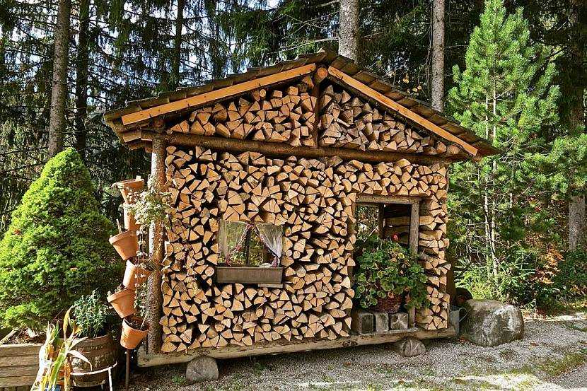 Поленница для дров: виды конструкций и 70 практичных вариантов для частного дома