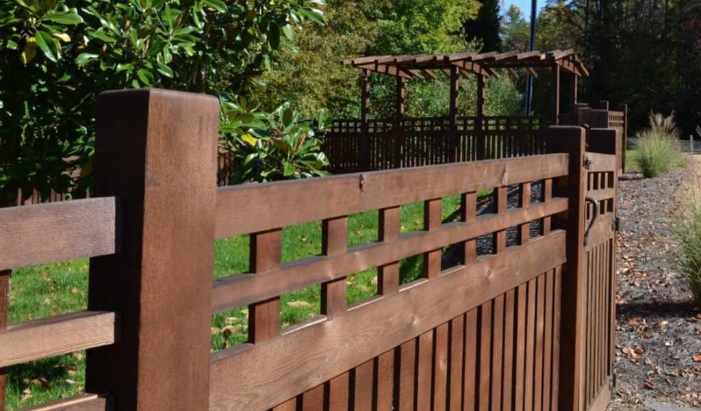 Забор из необрезной доски – виды конструкций и порядок постройки