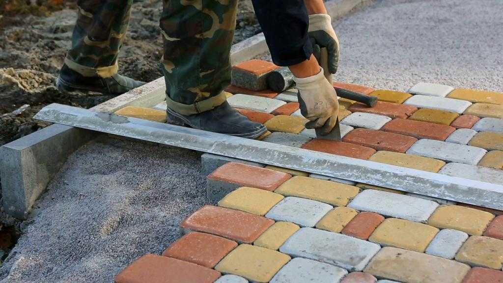 Как класть тротуарную плитку на бетонное основание-технология укладки своими руками