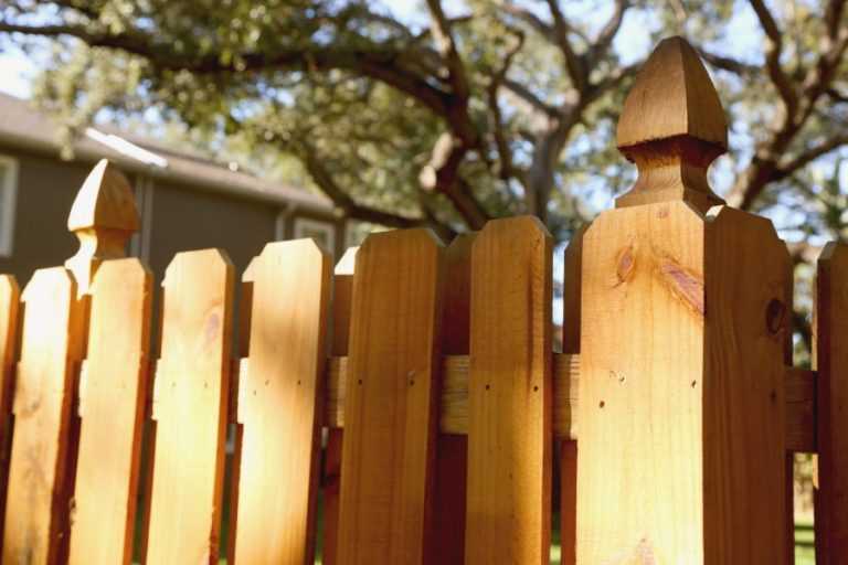 Забор из деревянного штакетника своими руками: руководство по возведению
