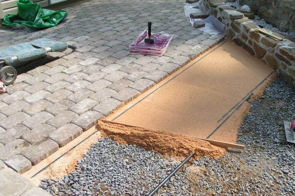 Укладка тротуарной плитки на песок с цементом своими руками: технология и пропорции цементно-песчаной смеси, ее состав и расход