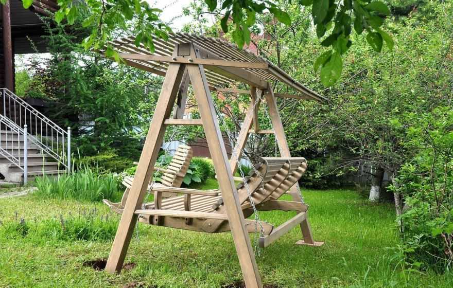 Кровати-качели: садовые подвесная модели для отдыха на даче и в доме, уличные конструкции с навесом