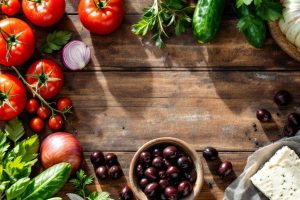 Греческий салат: классика средиземноморской кухни