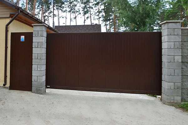 Гаражные распашные ворота (59 фото), металлические двери для гаража с калиткой, модели из сэндвич-панелей. - zabstroy.ru