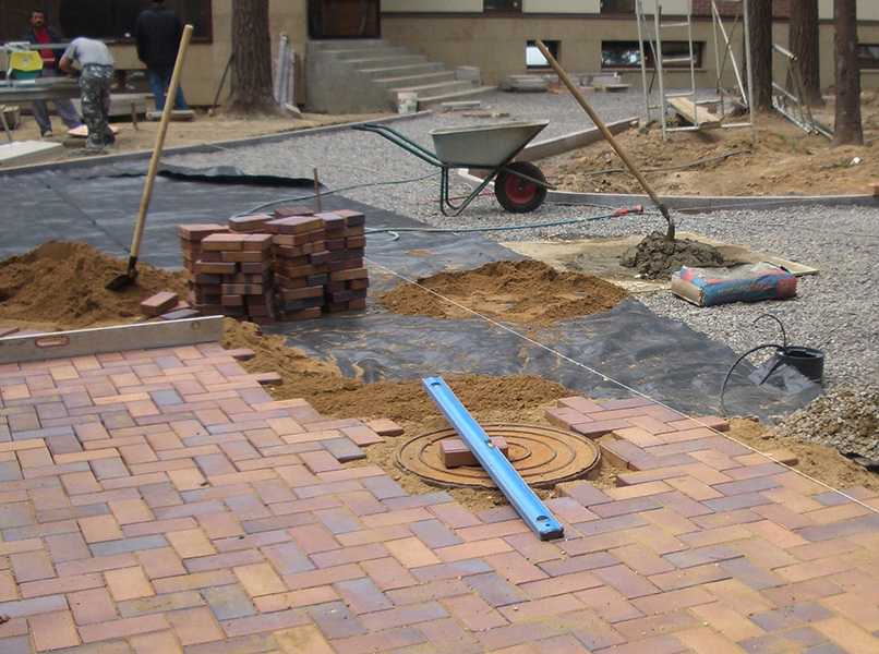 Укладка тротуарной плитки на бетонное основание: виды плитки