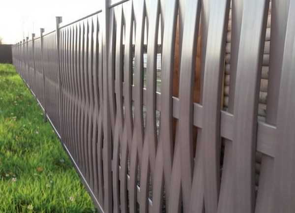 Пластиковый забор (38 фото):  ограждение из пвх панелей и стеклопластика, формы пластмассовой доски, ворота из пластмассы