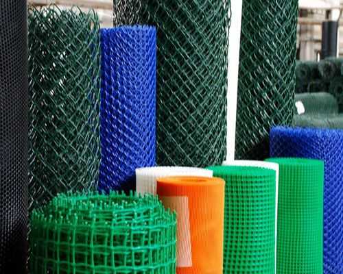 Характеристики пластиковой сетки-рабицы и ее крепление