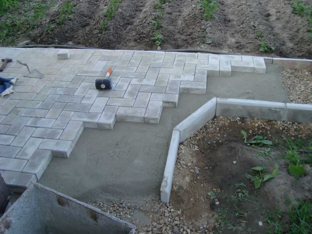 Укладка тротуарной плитки на бетонное основание: теория и практика