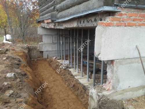 Несколько вариантов ремонта фундамента с помощью винтовых свай