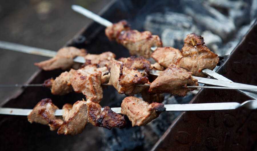 Как готовить шашлык из свинины на косточке  — полезные советы и рецепты