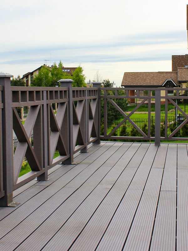 Ограждение террасы: высота кованых перил, комбинированные конструкции из дерева и дпк, стеклянные и деревянные террасные ограждения