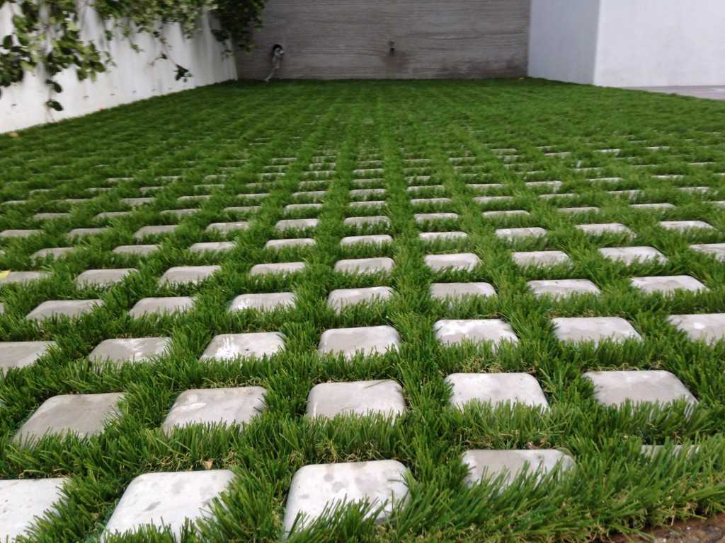 Особенности и правила монтажа тротуарной плитки с отверстиями для травы