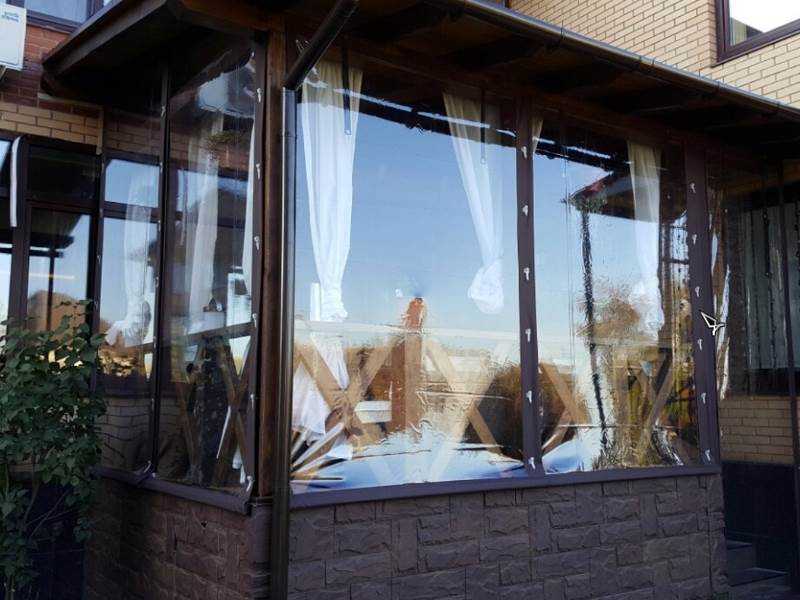 Мягкие окна для беседки (32 фото): шторы из пвх, как сделать своими руками, прозрачная пленка и гибкое стекло