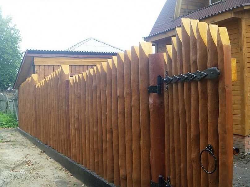 Деревянный забор из обрезной доски своими руками - фото и видео
