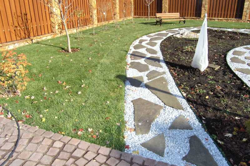 Декоративная галька в саду – дорожки и малые формы для украшения вашего участка