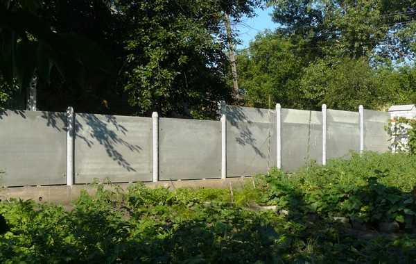 Забор из шифера (39 фото): варианты из волнового и плоского шифера, шиферный железный забор