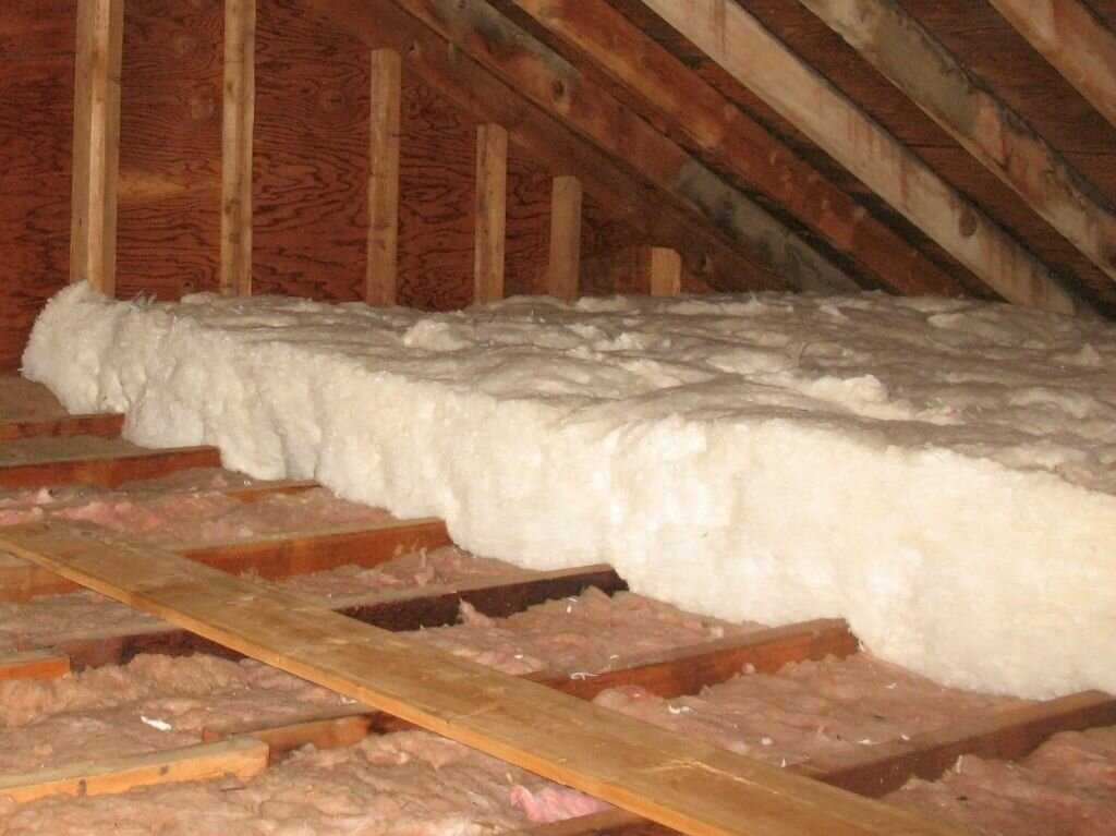 Как утеплить потолок со стороны чердака в частном доме: чем лучше утеплять холодный чердак и какой должна быть толщина материала, вариант обивки минеральной ватой