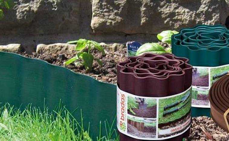 Бордюрные ленты (55 фото): для грядок и садовые для клумб и газонов. как правильно их установить? бордюры для дорожек и колышки для них