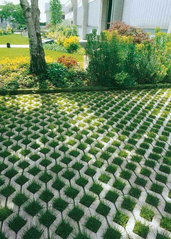 Универсальная плитка для дорожек на даче (79 фото): садовая и уличная, резиновая и пластиковая, клинкерная для мощения во дворе и для отмостки вокруг дома