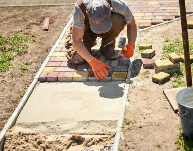 Три способа укладки тротуарной плитки на основу из бетона.
