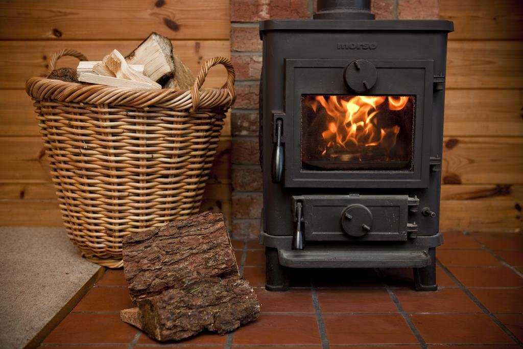 Как выбрать дровянную печь-камин длительного горения для дачи