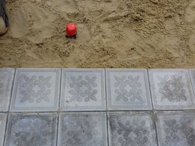 На что лучше класть тротуарную плитку Разные варианты оснований, способы работы с ними Расчет нагрузок и сравнение Можно ли укладывать брусчатку прямо на песок и грунт без дренажа