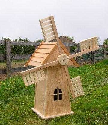 Украшение или функциональная постройка: деревянная мельница в саду