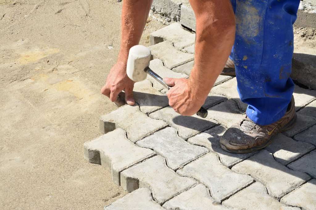 Укладка тротуарной плитки на бетонное основание своими руками на улице