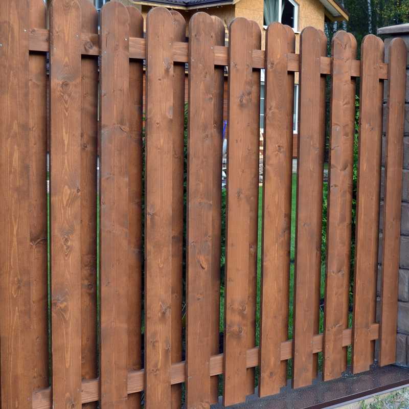 Как сделать забор из кирпича и профнастила: строим столбы своими руками