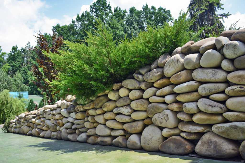 Камни для ландшафтного дизайна — обзор популярных идей с натуральным камнем и галькой (70 фото)