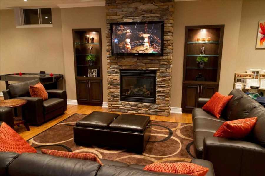 Телевизор над камином (47 фото): декоративный электрокамин на одной стене с тв в интерьере гостиной и зала