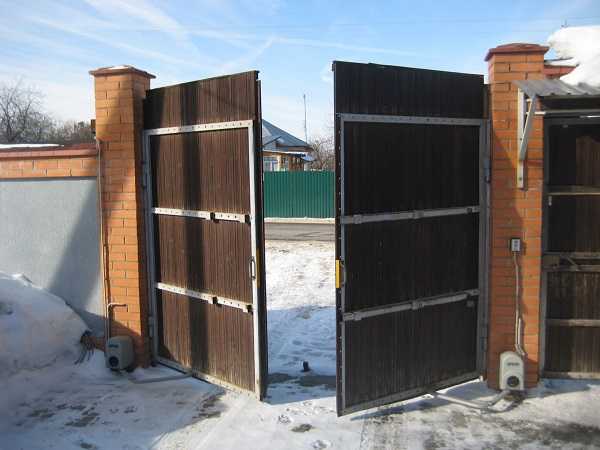 Распашные ворота с калиткой металлические из профнастила для дачи: цена и фото