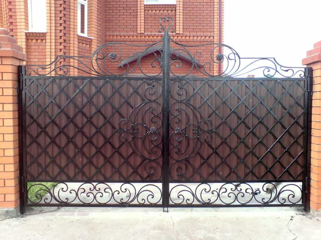 Кованые заборы и ворота: фото и эскизы с калитками для частного дома и дачи