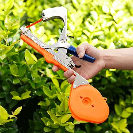 Надо ли приобретать садовый инструмент- тапенёр?
