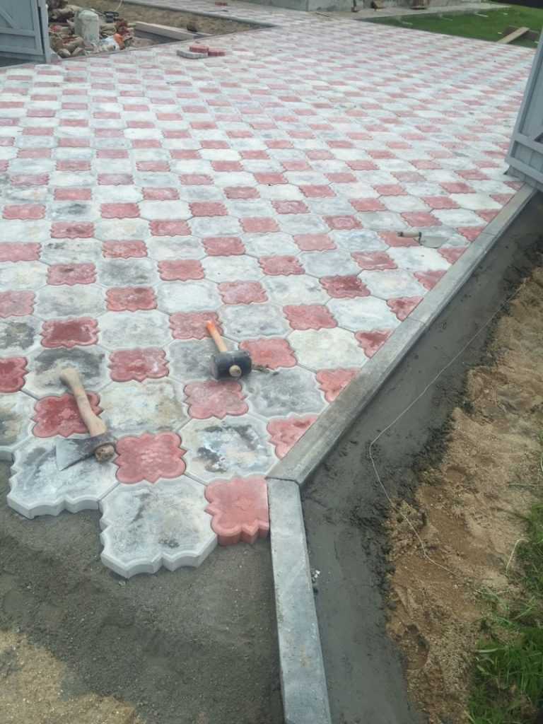 Кладем брусчатку на бетонку