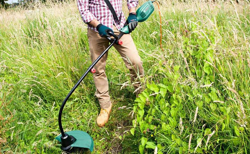 Как правильно косить траву триммером с леской? установка механизма и подготовка триммера к работе. правильные способы покоса