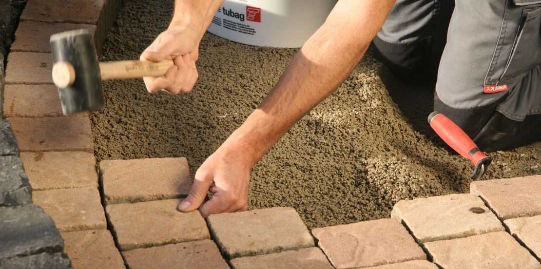 Как производится укладка тротуарной плитки на отсев Какова пошаговая инструкция укладки брусчатки своими руками Как правильно оформлять швы
