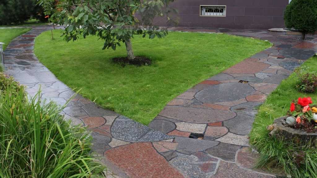 Дорожки из природного декоративного камня в саду: укладка булыжника
 - 12 фото