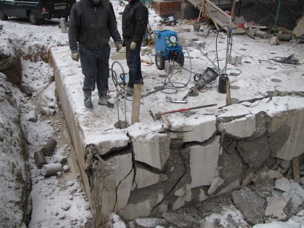 Демонтаж фундамента – это специфическая работа, которая требует определенных знаний В чем особенность разборки бетонных и железобетонных конструкций Как разбить материал своими руками