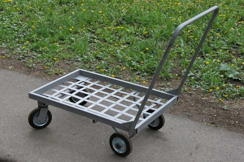 Двухколесная садовая тачка: особенности усиленных тележек на двух колесах, характеристики оцинкованных и других моделей для перевозки грузов