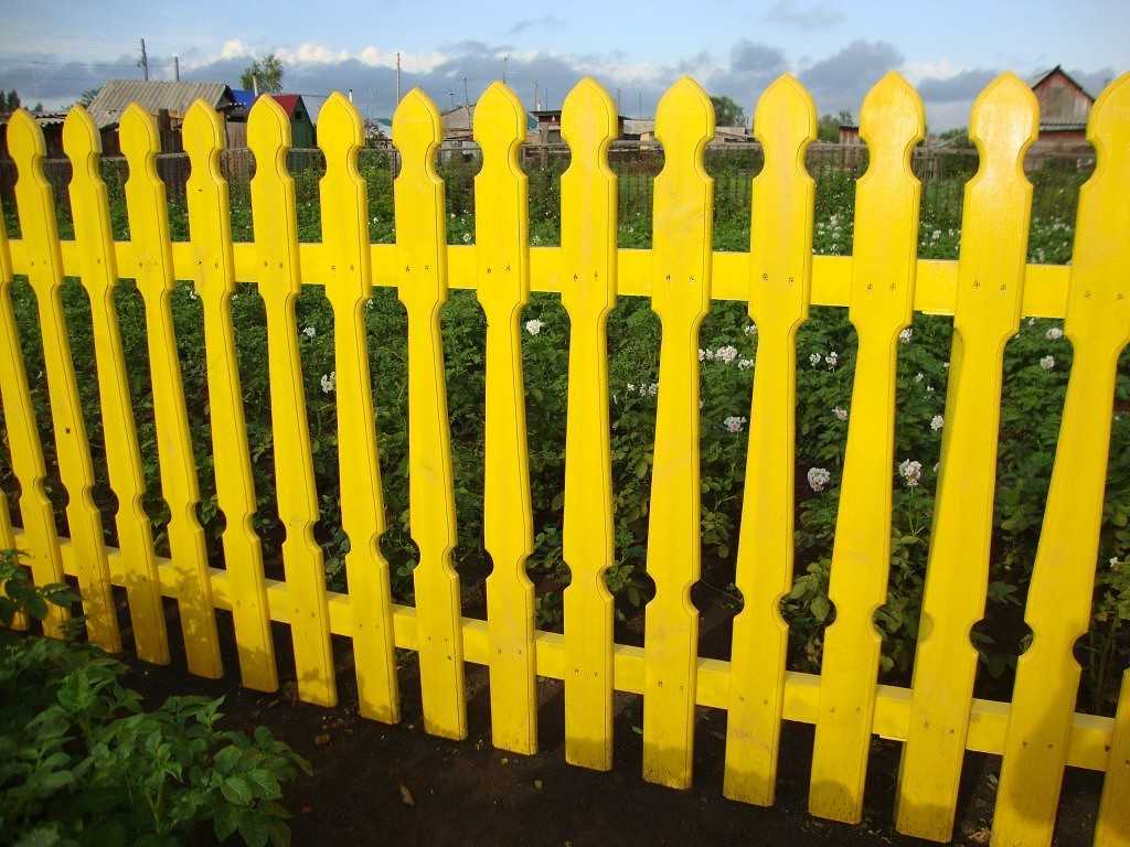 Декоративный деревянный забор для сада: как его сделать своими руками