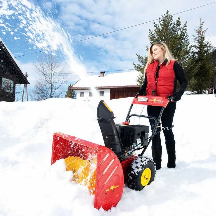 Ручной снегоуборщик: характеристики механических снегоуборочных машин на колесах, особенности снегоочистителей со шнеком. как выбрать технику для уборки снега?