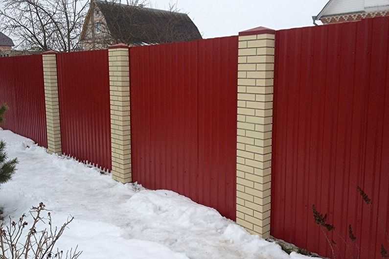 Как украсить забор на даче своими руками?