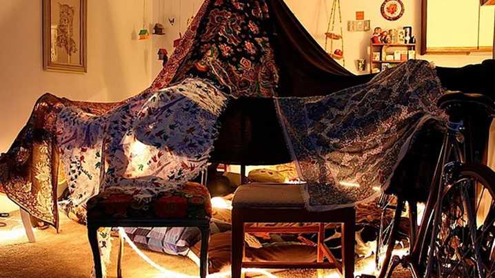 Как сделать шалаш дома из одеяла и подушки?