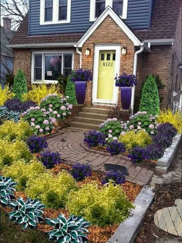 Как разбить и оформить красивый цветник перед домом на даче