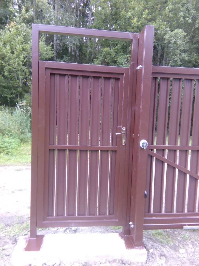 Распашные ворота с калиткой для дачи