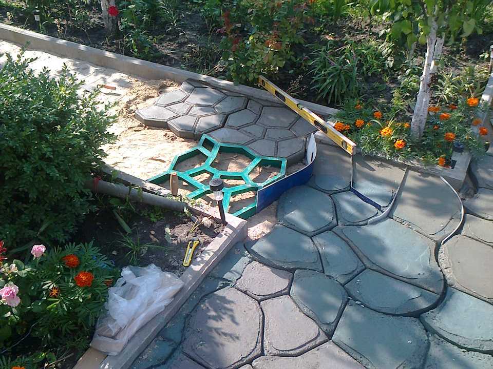 Плитка для дорожек на даче - универсальное покрытие (97 фото): клинкерная садовая дорожка, пластиковая и резиновая уличная плитка